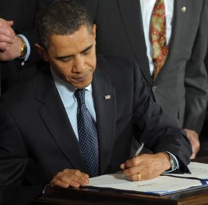 Obama signs healthcare bill into law‎