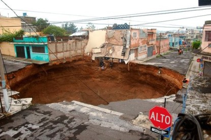 Sinkholes Guatemala on Guatamala Sinkhole 2010     60 Foot Wide Sinkhole In Guatemala Photos