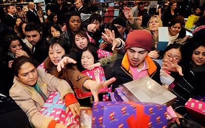 Bargain hunters in UK queuing to grab good deals on Boxing Day